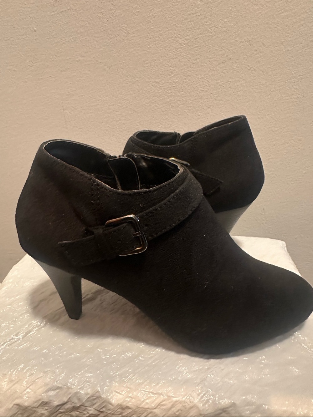 Fioni Black Faux Suede Heeled Ankle Boots 8.5W Wide
